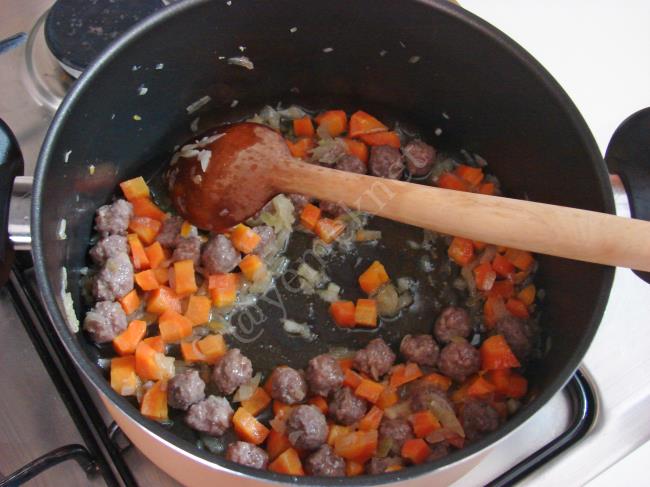 Köfteli Terbiyeli Kereviz Yemeği - Yapılışı (4/12) 