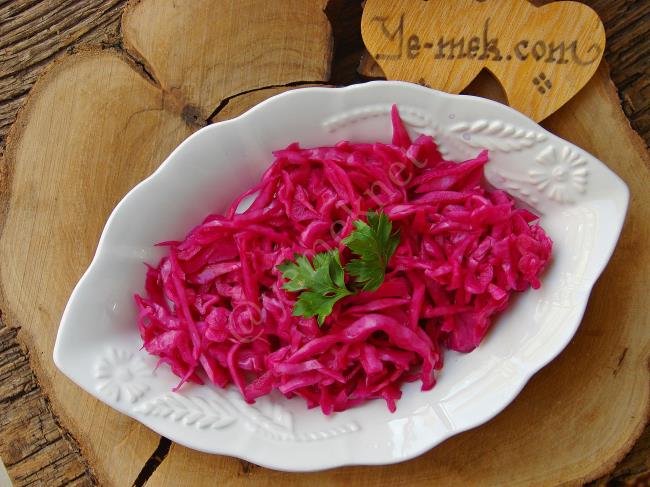 Turşu Tadında : Sirkeli Kırmızı Lahana Salatası