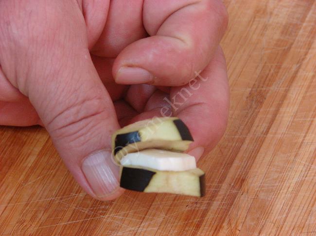 Hellim Peynirli Patlıcan Kızartması - Yapılışı (2/8) 