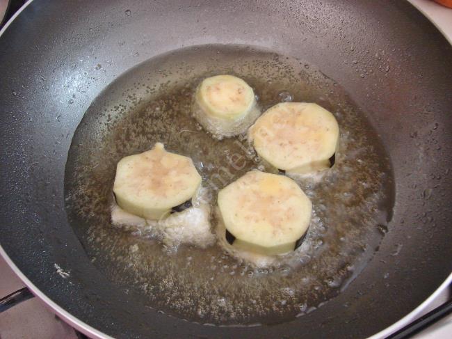 Hellim Peynirli Patlıcan Kızartması - Yapılışı (4/8) 