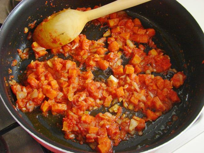 Sucuklu Kapuska Yemeği - Yapılışı (6/12) 