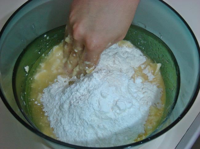 Susamlı Tuzlu Kurabiye - Yapılışı (4/12) 