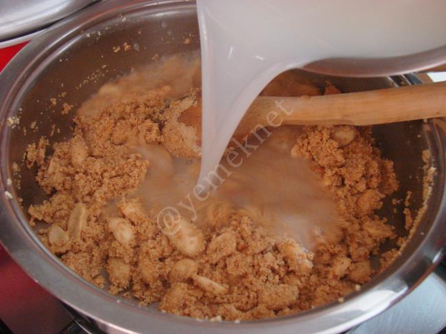 Yer Fıstıklı İrmik Helvası - Yapılışı (10/16) 