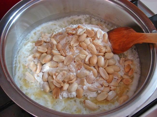 Yer Fıstıklı İrmik Helvası - Yapılışı (5/16) 