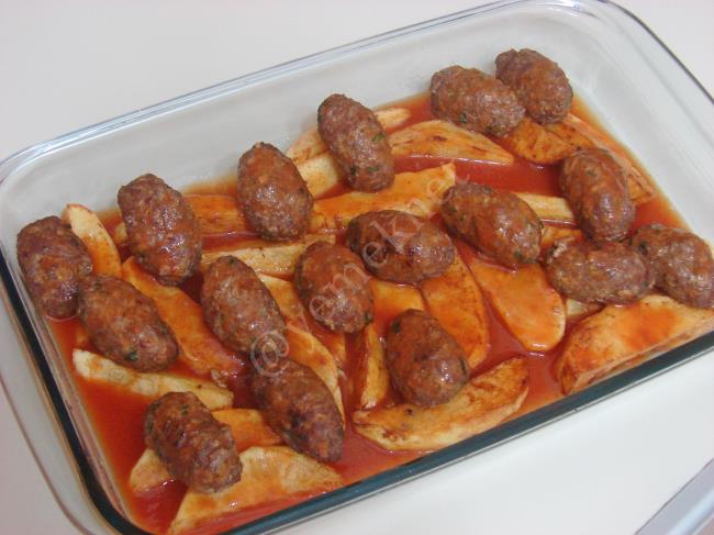 Fırında Salçalı Patatesli Köfte - Yapılışı (8/12) 