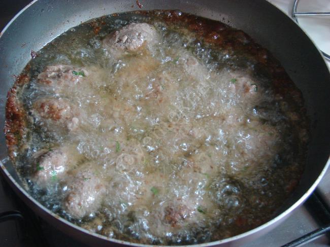 Fırında Salçalı Patatesli Köfte - Yapılışı (5/12) 