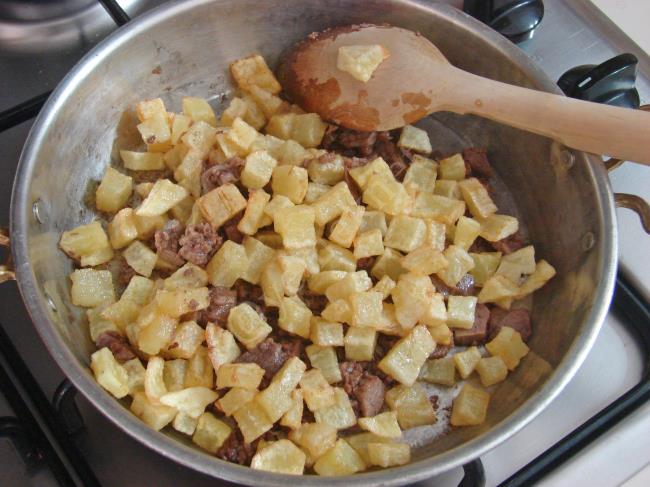 Patatesli Kavurmalı Yumurta - Yapılışı (5/12) 