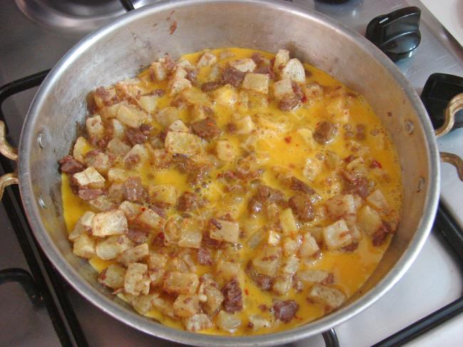 Patatesli Kavurmalı Yumurta - Yapılışı (7/12) 