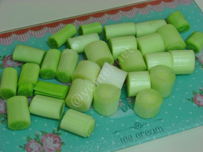 Portakallı Pırasa Yemeği - Yapılışı (3/12) 