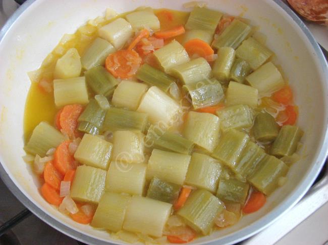 Portakallı Pırasa Yemeği - Yapılışı (8/12) 