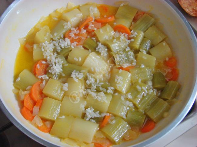 Portakallı Pırasa Yemeği - Yapılışı (9/12) 