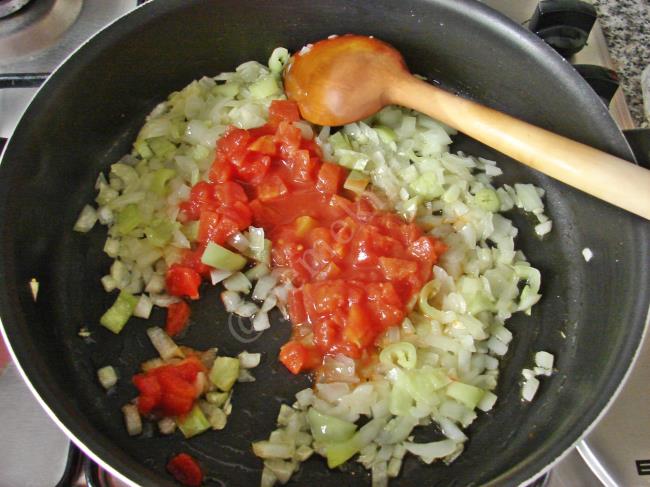 Sucuklu İspir Kuru Fasülyesi - Yapılışı (3/12) 