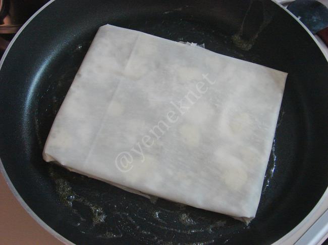 Baklavalık Yufkadan Fıstıklı Katmer - Yapılışı (7/12) 