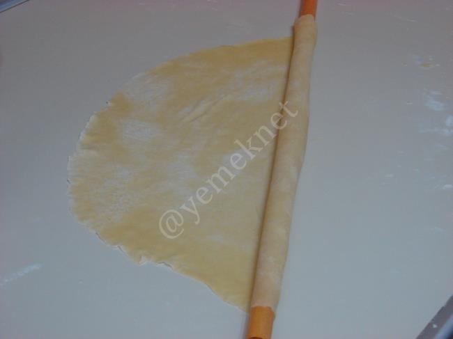 El Açması Lorlu Kırma Böreği - Yapılışı (8/24) 