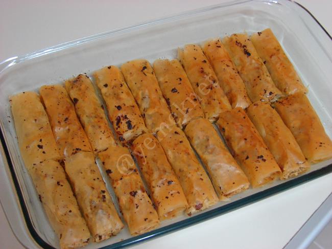 Baklavalık Yufkadan Cevizli Sarma Baklava - Yapılışı (11/16) 