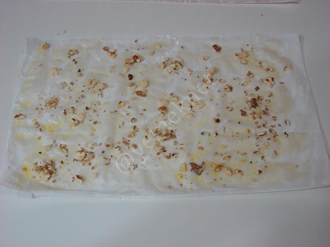 Baklavalık Yufkadan Cevizli Sarma Baklava - Yapılışı (3/16) 