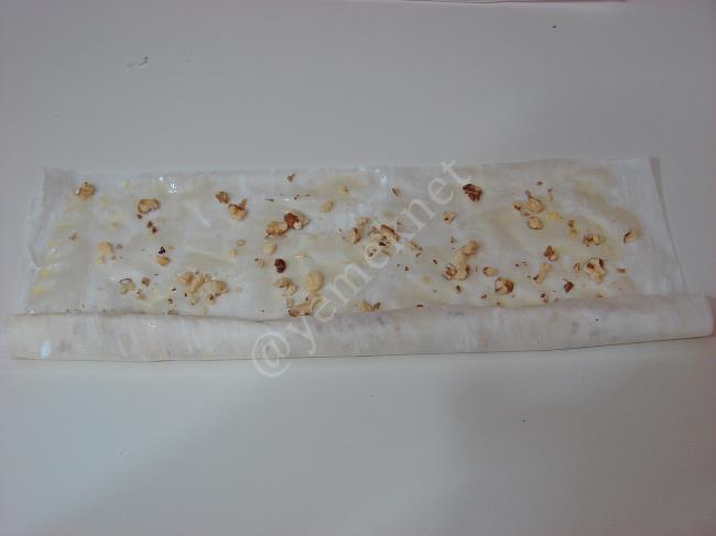 Baklavalık Yufkadan Cevizli Sarma Baklava - Yapılışı (4/16) 