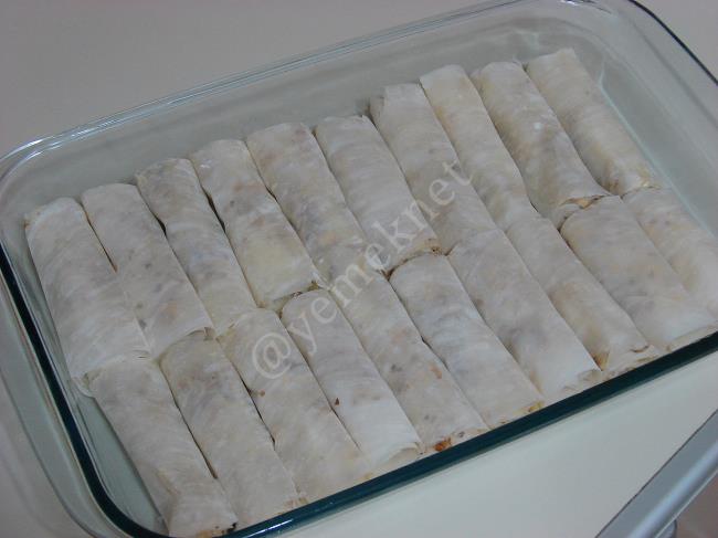 Baklavalık Yufkadan Cevizli Sarma Baklava - Yapılışı (7/16) 