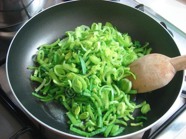 Pırasalı Omlet - Yapılışı (2/8) 