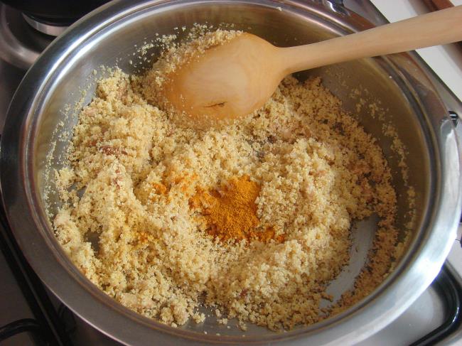 Zerdeçallı (Safranlı) İrmik Helvası - Yapılışı (6/12) 