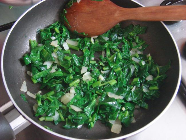 Sahanda Ispanaklı Peynirli Yumurta - Yapılışı (2/8) 