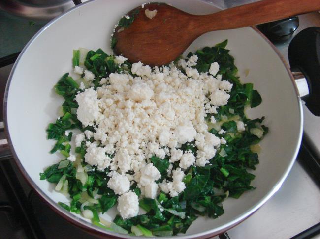 Sahanda Ispanaklı Peynirli Yumurta - Yapılışı (4/8) 