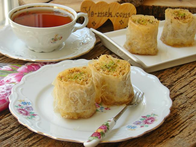 Baklava Yufkasında Kadayıf Sarma - Yapılışı (12/16) 