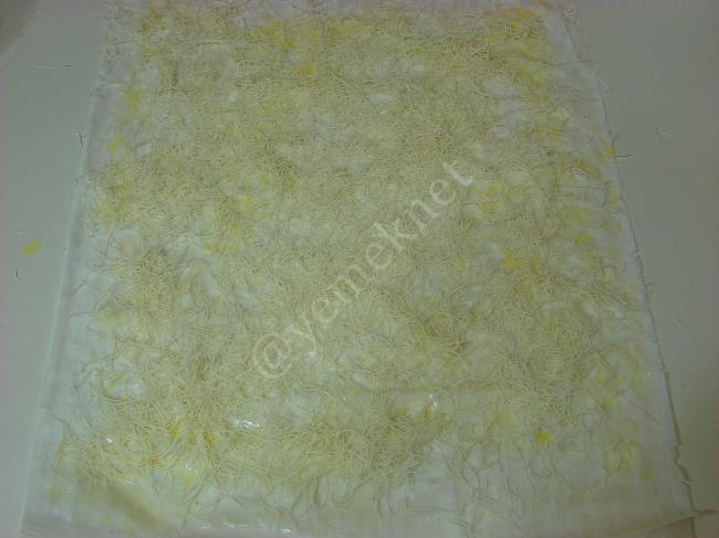 Baklava Yufkasında Kadayıf Sarma - Yapılışı (3/16) 