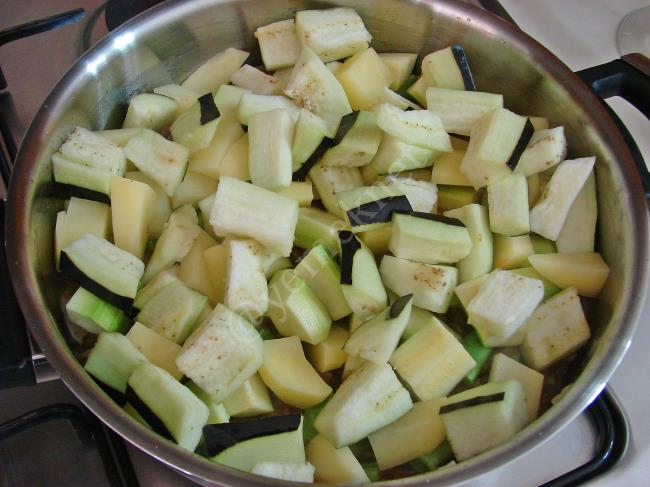 Etli Türlü Yemeği - Yapılışı (6/12) 