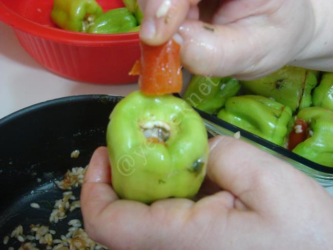 Fırında Zeytinyağlı Biber Dolması - Yapılışı (9/16) 