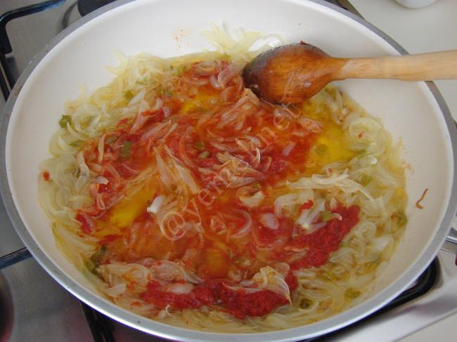 Sucuklu Soğan Aşı - Yapılışı (5/12) 