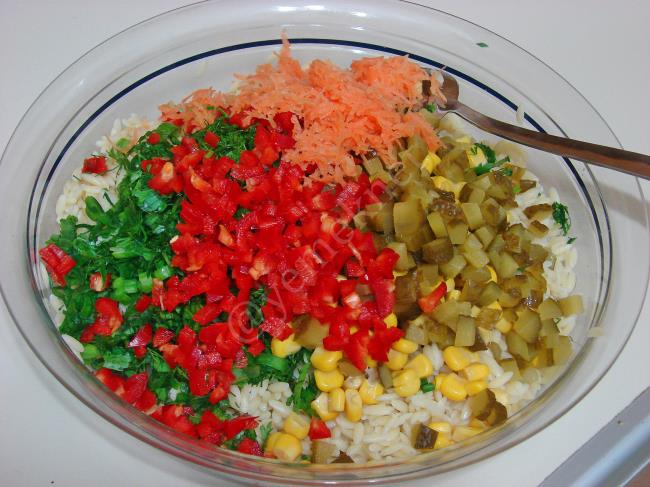 Tavuklu Arpa Şehriye Salatası - Yapılışı (4/8) 