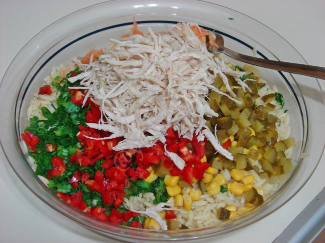 Yedikçe Yedirten Enfes Bir Salata : Tavuklu Arpa Şehriye Salatası