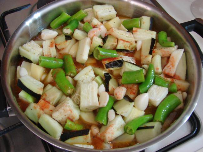 Enginar Çanağında Etli Türlü Yemeği - Yapılışı (8/16) 