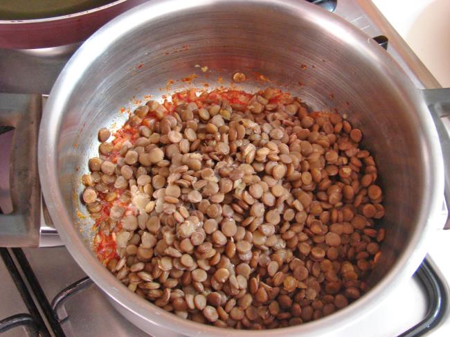 Erişteli Yeşil Mercimek Çorbası - Yapılışı (5/12) 