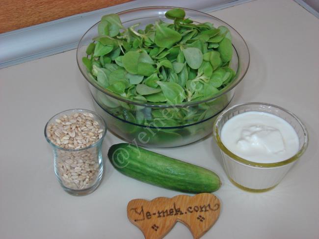 Yoğurtlu Buğdaylı Semizotu Salatası - Yapılışı (1/8) 