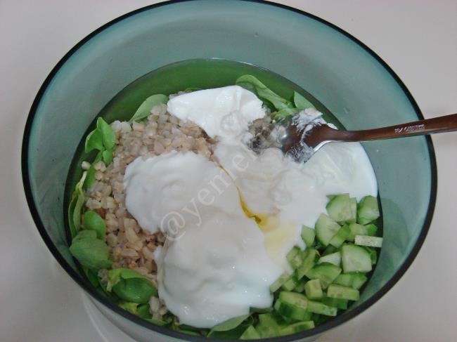 Yoğurtlu Buğdaylı Semizotu Salatası - Yapılışı (5/8) 