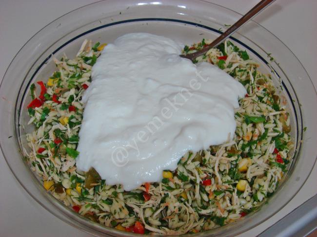 Yoğurtlu Tavuklu Arpa Şehriye Salatası - Yapılışı (7/12) 
