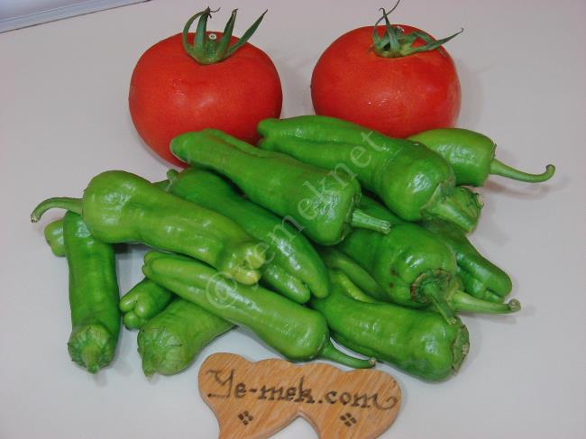 Domates Soslu Köy Biberi Kızartması - Yapılışı (1/8) 