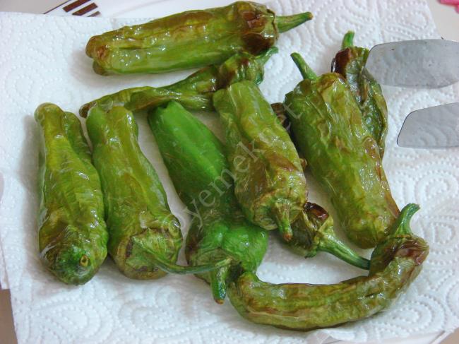 Domates Soslu Köy Biberi Kızartması - Yapılışı (4/8) 