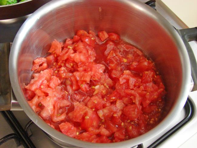 Domates Soslu Köy Biberi Kızartması - Yapılışı (5/8) 