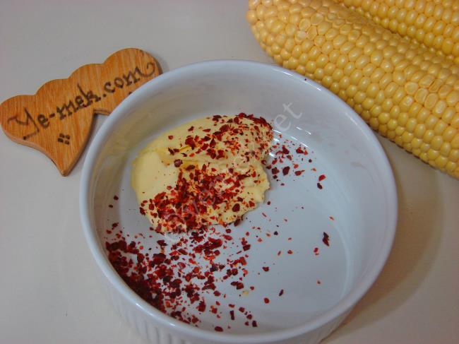 Fırında Tereyağlı Acılı Közlenmiş Mısır - Yapılışı (2/12) 