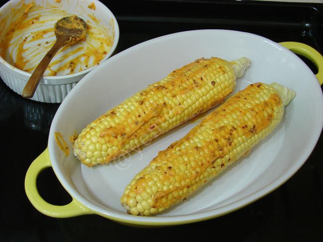 Fırında Tereyağlı Acılı Közlenmiş Mısır - Yapılışı (5/12) 