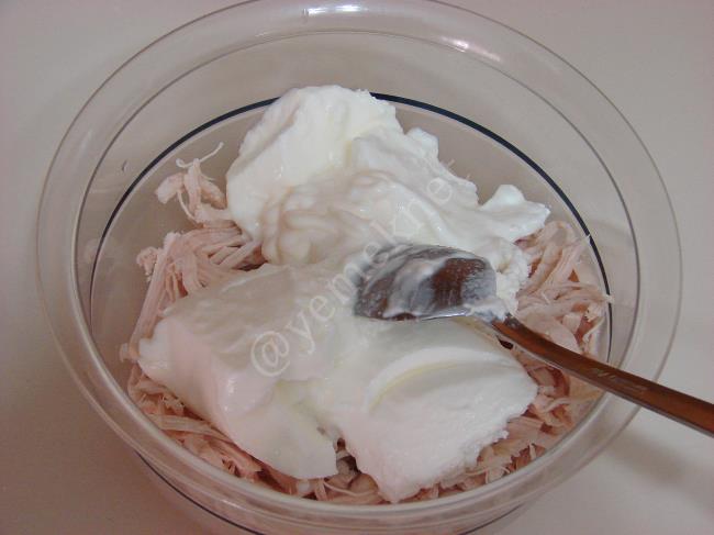 Yoğurtlu Tavuk Salatası - Yapılışı (3/8) 