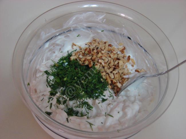 Yoğurtlu Tavuk Salatası - Yapılışı (4/8) 