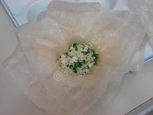 Baklavalık Yufkadan Porsiyonluk Peynirli Börek - Yapılışı (4/12) 