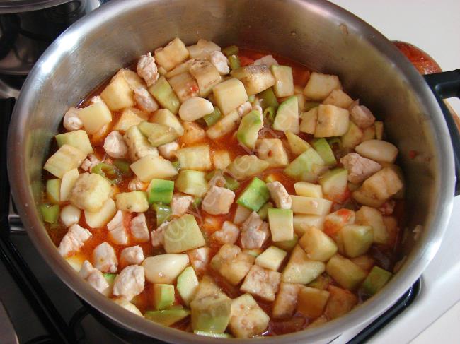 Fırında Tavuklu Sebzeli Güveç - Yapılışı (8/12) 