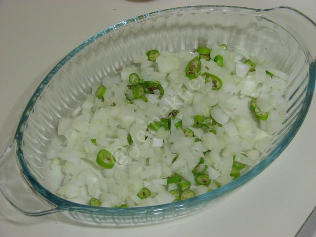 Közlenmiş Patlıcanlı Çoban Salatası - Yapılışı (3/8) 