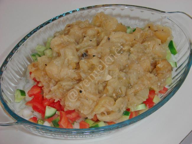 Közlenmiş Patlıcanlı Çoban Salatası - Yapılışı (6/8) 