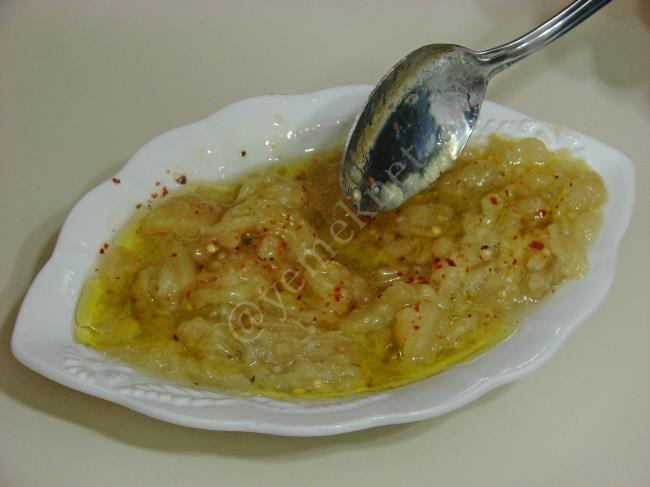Nar Ekşili Közlenmiş Patlıcan Salatası - Yapılışı (4/8) 